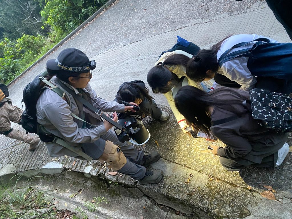 郭志泰校長談教育,總離不開大自然。對他來說,學生要真正認識環境,不能只靠課本;要學會尊重生命,也不能只聽道理。孩子需要親身看見一片葉、一滴水、一條溪流,才會慢慢明白,自然不是遙遠的名詞,而是與生活緊扣的存在。他現為嗇色園主辦可觀自然教育中心暨天文館校長,長期推動香港自然教育、天文及地理科發展。可觀中心多年來在嗇色園培育下,逐步發展成一所具規模的自然學習中心,設有天文、地理、生物及環境教育課程,也有專業教師團隊,支援幼稚園、小學及中學學生在大自然中學習科學,並用科學方法理解大自然。