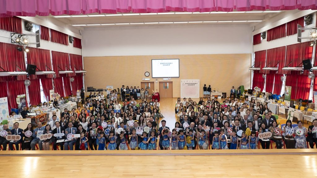 10月9日,荃葵青區精神健康月2026啟動禮在博愛醫院歷屆總理聯誼會梁省德中學舉行。活動現場匯聚教育局代表、精神健康諮詢委員會委員、政府部門、醫護及社福界人士,以及區內多位校長、教師、家長和社區伙伴。這不只是一場年度活動的開始,更是荃葵青教育界共同回應學童精神健康需要的一次集結。