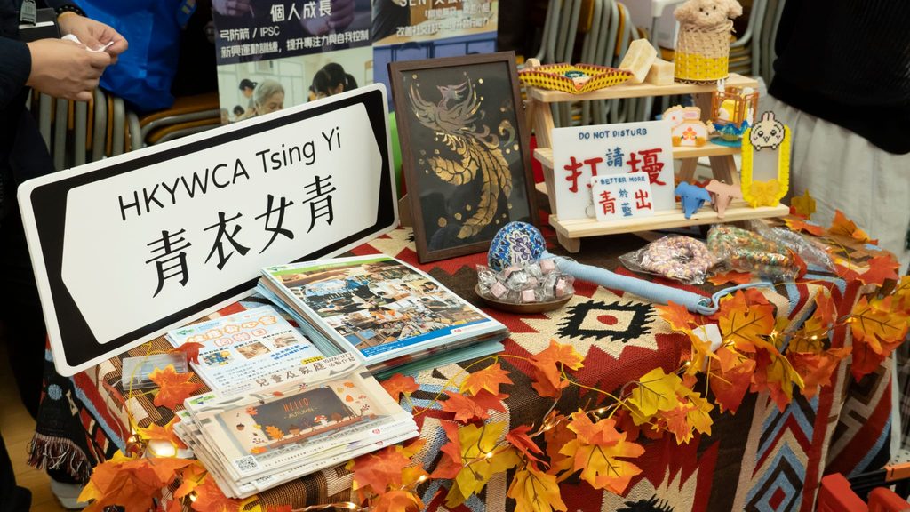10月9日,荃葵青區精神健康月2026啟動禮在博愛醫院歷屆總理聯誼會梁省德中學舉行。活動現場匯聚教育局代表、精神健康諮詢委員會委員、政府部門、醫護及社福界人士,以及區內多位校長、教師、家長和社區伙伴。這不只是一場年度活動的開始,更是荃葵青教育界共同回應學童精神健康需要的一次集結。