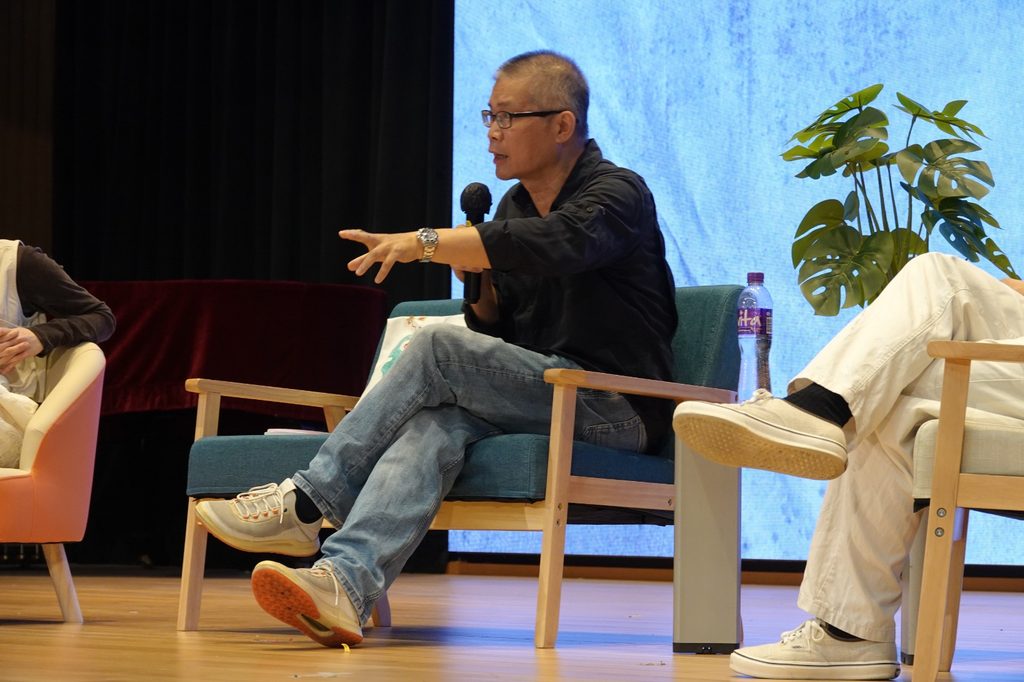 在人人都能請AI代寫、代改、代想點子的年代，閱讀和寫作還剩下甚麼位置？這個問題，聽起來像是科技問題，實際上卻很教育，也很關乎成長。因為一個孩子願不願意讀一篇文章、肯不肯寫下自己的經歷，從來不只是語文能力的事，還關係到他如何理解自己、如何面對世界。