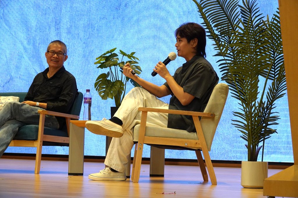 在人人都能請AI代寫、代改、代想點子的年代，閱讀和寫作還剩下甚麼位置？這個問題，聽起來像是科技問題，實際上卻很教育，也很關乎成長。因為一個孩子願不願意讀一篇文章、肯不肯寫下自己的經歷，從來不只是語文能力的事，還關係到他如何理解自己、如何面對世界。