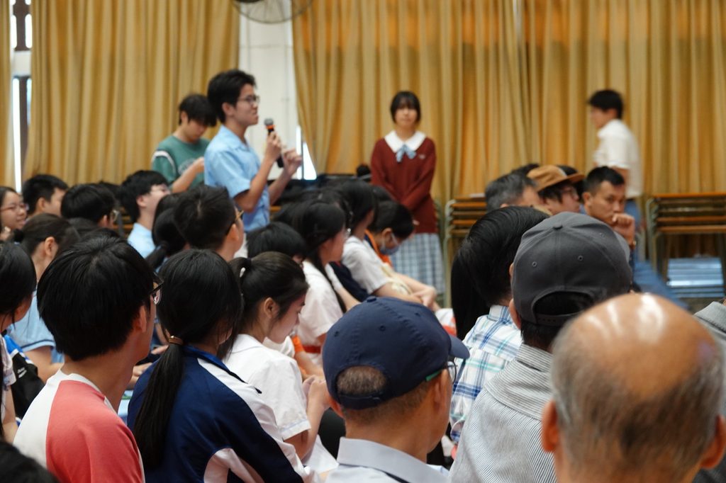 在人人都能請AI代寫、代改、代想點子的年代，閱讀和寫作還剩下甚麼位置？這個問題，聽起來像是科技問題，實際上卻很教育，也很關乎成長。因為一個孩子願不願意讀一篇文章、肯不肯寫下自己的經歷，從來不只是語文能力的事，還關係到他如何理解自己、如何面對世界。