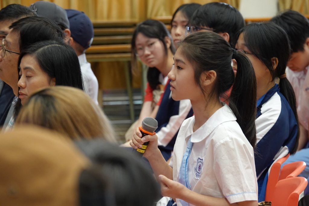 在人人都能請AI代寫、代改、代想點子的年代，閱讀和寫作還剩下甚麼位置？這個問題，聽起來像是科技問題，實際上卻很教育，也很關乎成長。因為一個孩子願不願意讀一篇文章、肯不肯寫下自己的經歷，從來不只是語文能力的事，還關係到他如何理解自己、如何面對世界。