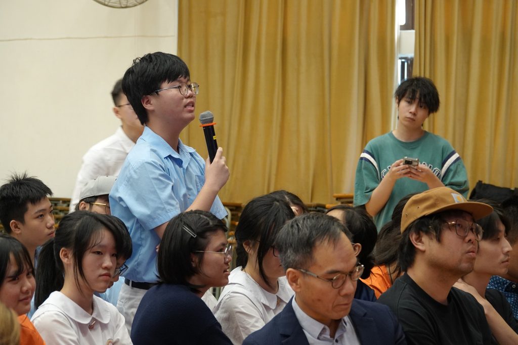 在人人都能請AI代寫、代改、代想點子的年代，閱讀和寫作還剩下甚麼位置？這個問題，聽起來像是科技問題，實際上卻很教育，也很關乎成長。因為一個孩子願不願意讀一篇文章、肯不肯寫下自己的經歷，從來不只是語文能力的事，還關係到他如何理解自己、如何面對世界。