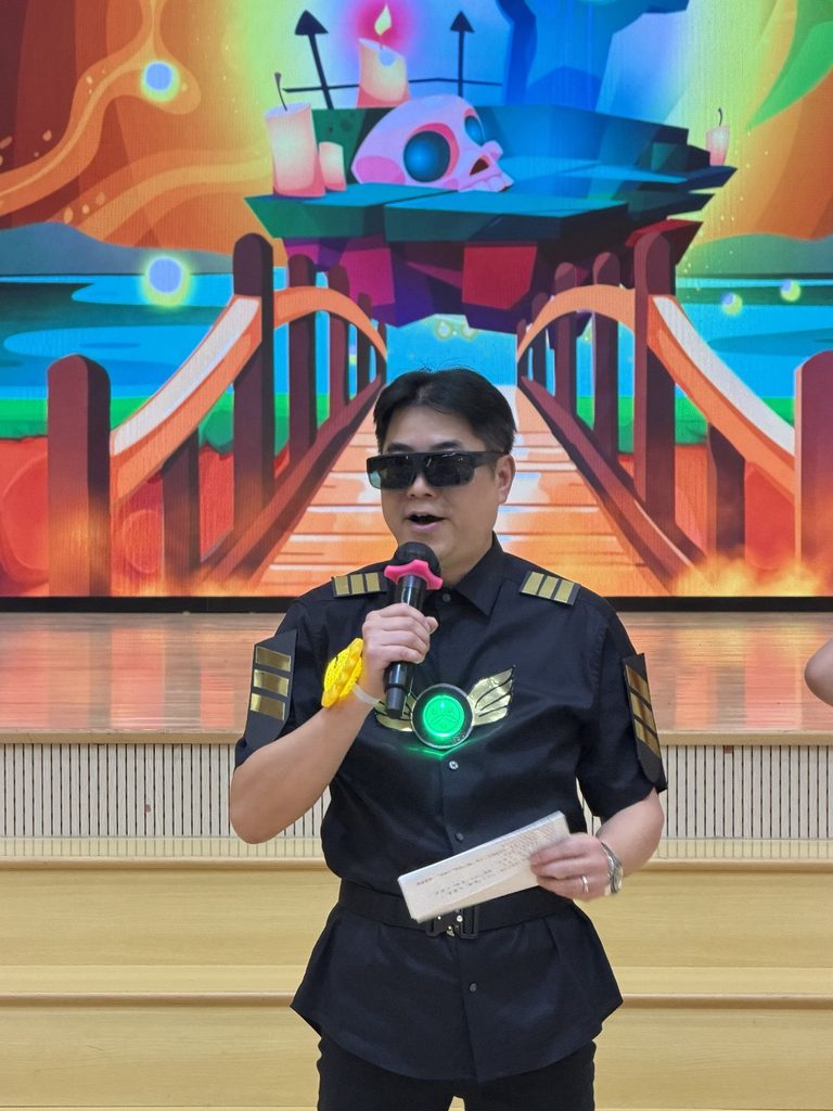 新學年的陽光格外明媚,灑在將軍澳官立小學的禮堂裡。站在孩子們面前,我感到的並非僅僅是履行校長的職責,而是一種難以言喻的幸福與期待。開學禮上,我與五個色彩鮮明的「尋寶特工隊」夥伴一起,將象徵希望的太陽花遞到每一雙小手之中。「心懷光明、扎根成長、成為照亮他人的光!」——這是我對孩子們最誠摯的祝願,也是我三十年教育路上始終堅守的信念。