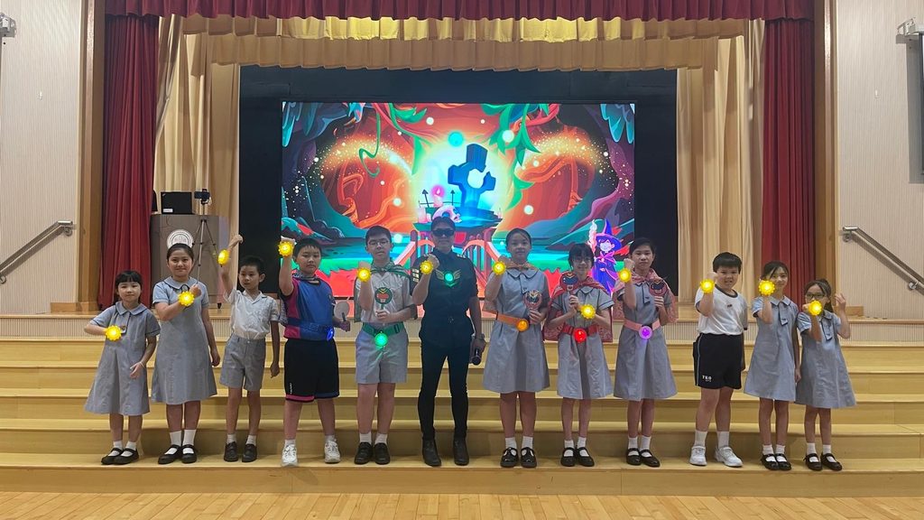 新學年的陽光格外明媚,灑在將軍澳官立小學的禮堂裡。站在孩子們面前,我感到的並非僅僅是履行校長的職責,而是一種難以言喻的幸福與期待。開學禮上,我與五個色彩鮮明的「尋寶特工隊」夥伴一起,將象徵希望的太陽花遞到每一雙小手之中。「心懷光明、扎根成長、成為照亮他人的光!」——這是我對孩子們最誠摯的祝願,也是我三十年教育路上始終堅守的信念。