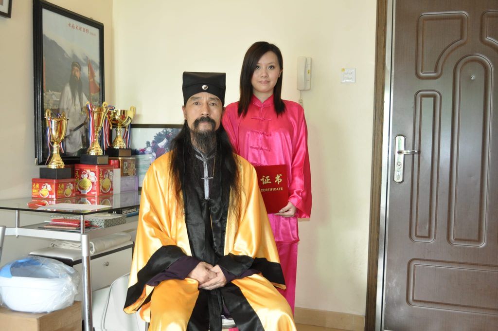 在香港與內地傳統武術界中,曾慧欣師傅以靈動飄逸的身法、剛柔並濟的風格,展現出武當內家拳法獨有的氣韻。她道號曾祥欣,是武當三丰自然派第 27 代「祥」字輩傳人,亦是著名武術名家風塵子王平之親傳高足。多年來,她專注於武當道家內家拳法與傳統兵刃的修習,將拳、械、身法與心性鍛煉融會貫通。對她而言,武術不只是技藝的呈現,更是一條結合修身、養性與文化傳承的道路。