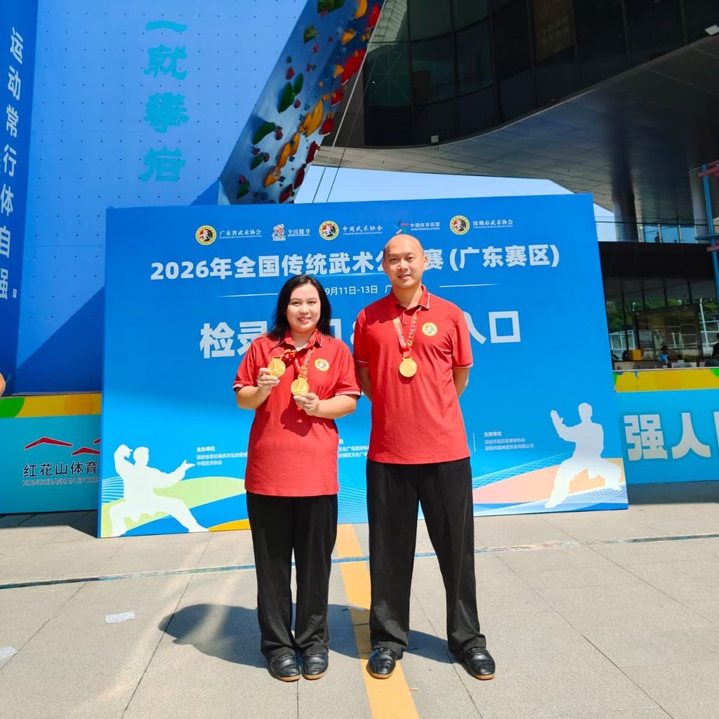 在香港與內地傳統武術界中,曾慧欣師傅以靈動飄逸的身法、剛柔並濟的風格,展現出武當內家拳法獨有的氣韻。她道號曾祥欣,是武當三丰自然派第 27 代「祥」字輩傳人,亦是著名武術名家風塵子王平之親傳高足。多年來,她專注於武當道家內家拳法與傳統兵刃的修習,將拳、械、身法與心性鍛煉融會貫通。對她而言,武術不只是技藝的呈現,更是一條結合修身、養性與文化傳承的道路。