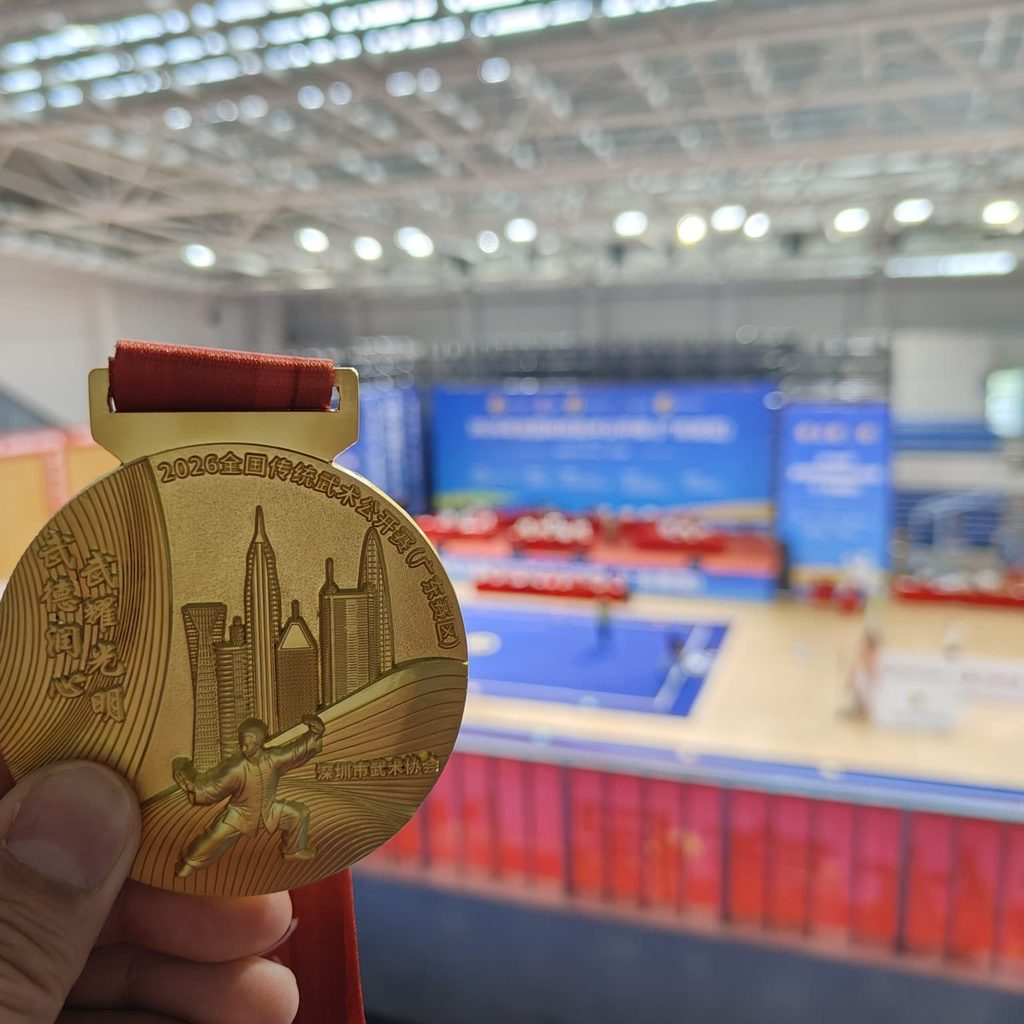 在香港與內地傳統武術界中,曾慧欣師傅以靈動飄逸的身法、剛柔並濟的風格,展現出武當內家拳法獨有的氣韻。她道號曾祥欣,是武當三丰自然派第 27 代「祥」字輩傳人,亦是著名武術名家風塵子王平之親傳高足。多年來,她專注於武當道家內家拳法與傳統兵刃的修習,將拳、械、身法與心性鍛煉融會貫通。對她而言,武術不只是技藝的呈現,更是一條結合修身、養性與文化傳承的道路。