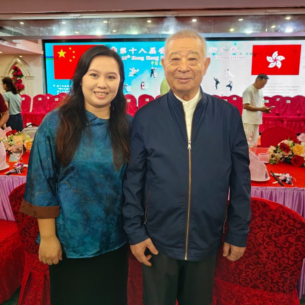在香港與內地傳統武術界中,曾慧欣師傅以靈動飄逸的身法、剛柔並濟的風格,展現出武當內家拳法獨有的氣韻。她道號曾祥欣,是武當三丰自然派第 27 代「祥」字輩傳人,亦是著名武術名家風塵子王平之親傳高足。多年來,她專注於武當道家內家拳法與傳統兵刃的修習,將拳、械、身法與心性鍛煉融會貫通。對她而言,武術不只是技藝的呈現,更是一條結合修身、養性與文化傳承的道路。