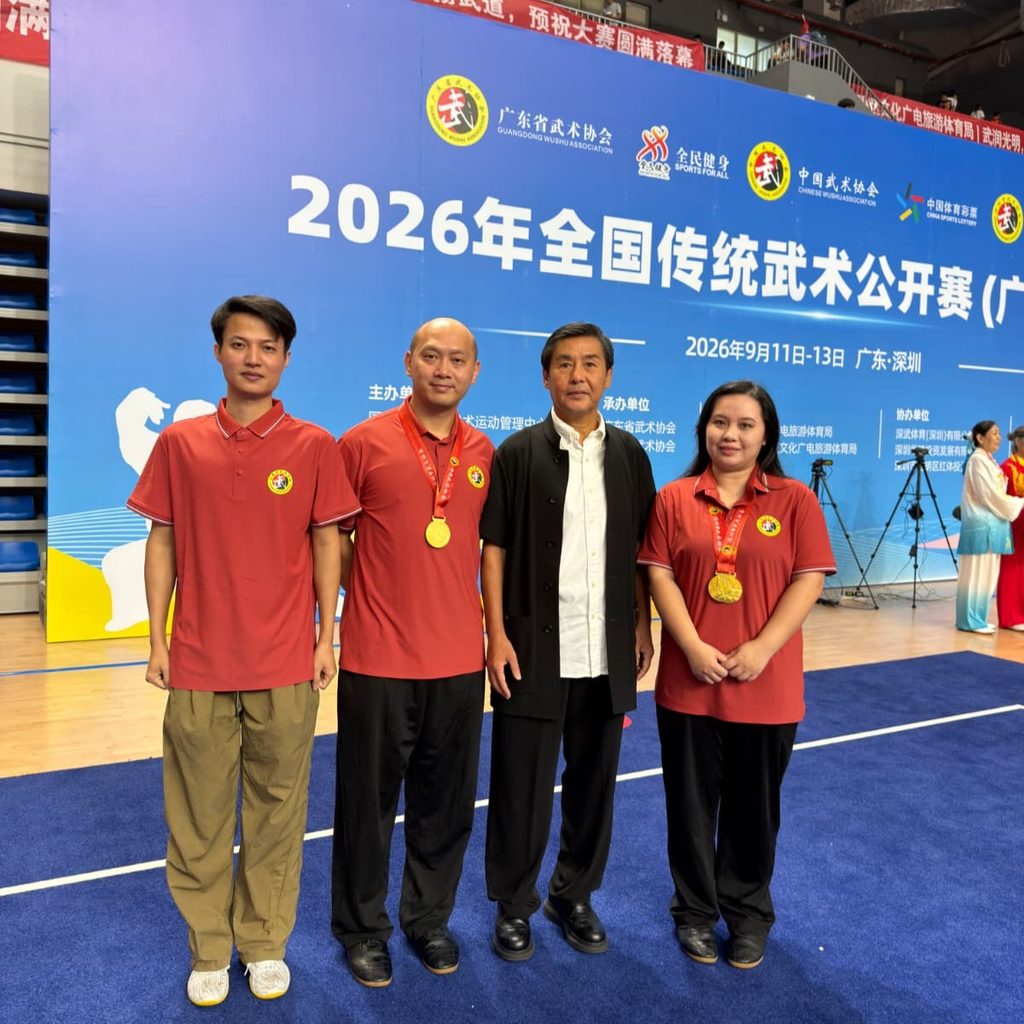 在香港與內地傳統武術界中,曾慧欣師傅以靈動飄逸的身法、剛柔並濟的風格,展現出武當內家拳法獨有的氣韻。她道號曾祥欣,是武當三丰自然派第 27 代「祥」字輩傳人,亦是著名武術名家風塵子王平之親傳高足。多年來,她專注於武當道家內家拳法與傳統兵刃的修習,將拳、械、身法與心性鍛煉融會貫通。對她而言,武術不只是技藝的呈現,更是一條結合修身、養性與文化傳承的道路。