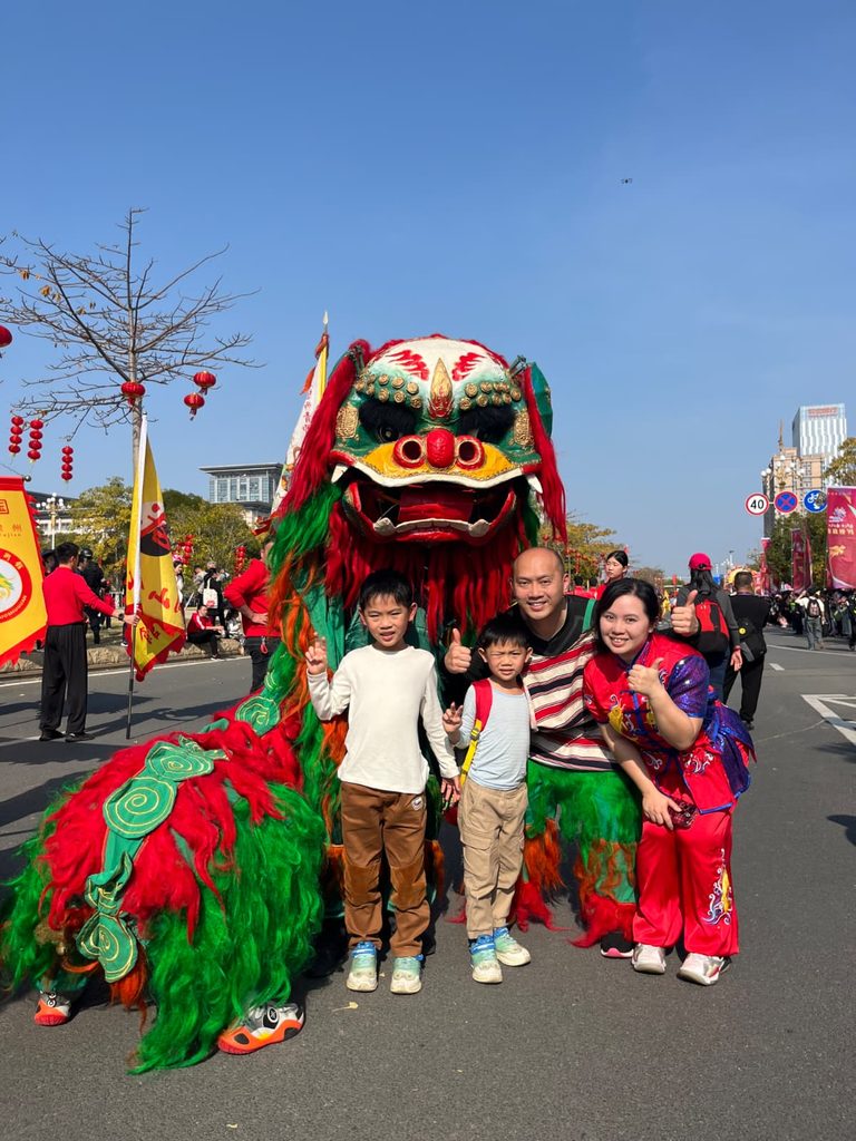 在香港與內地傳統武術界中,曾慧欣師傅以靈動飄逸的身法、剛柔並濟的風格,展現出武當內家拳法獨有的氣韻。她道號曾祥欣,是武當三丰自然派第 27 代「祥」字輩傳人,亦是著名武術名家風塵子王平之親傳高足。多年來,她專注於武當道家內家拳法與傳統兵刃的修習,將拳、械、身法與心性鍛煉融會貫通。對她而言,武術不只是技藝的呈現,更是一條結合修身、養性與文化傳承的道路。