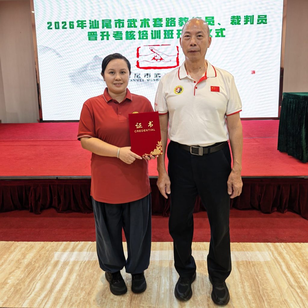 在香港與內地傳統武術界中,曾慧欣師傅以靈動飄逸的身法、剛柔並濟的風格,展現出武當內家拳法獨有的氣韻。她道號曾祥欣,是武當三丰自然派第 27 代「祥」字輩傳人,亦是著名武術名家風塵子王平之親傳高足。多年來,她專注於武當道家內家拳法與傳統兵刃的修習,將拳、械、身法與心性鍛煉融會貫通。對她而言,武術不只是技藝的呈現,更是一條結合修身、養性與文化傳承的道路。