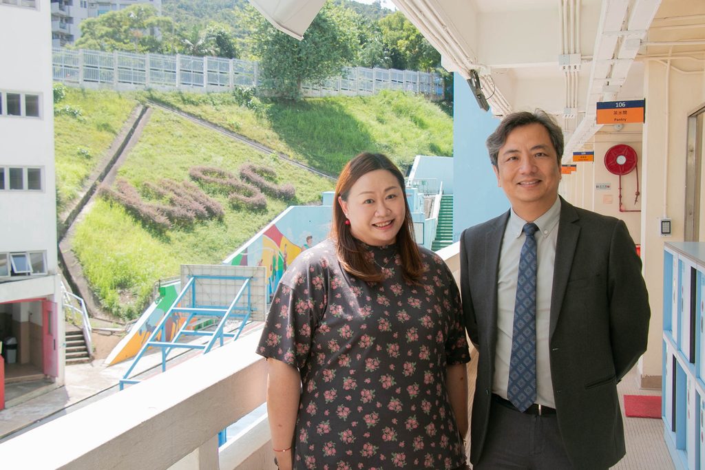 中華基督教會桂華山中學創校至今接近五十年，一直服務不同背景、不同需要的學生。自2013年開始錄取非華語學生，至今非華語學生約佔六成半。今年，連同華人在內，校園裡共有十七個國籍的學生。這樣的校園，不只能讓學生接觸多元文化，更是一個讓學生學習理解、尊重與同行的教育現場。